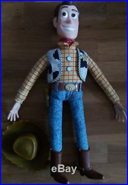 ASSORTIMENT/AU CHOIX Poupées Disney/Pixar Alice Pocahontas Toy Story Woody